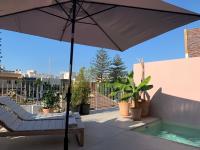 Bazén v ubytovaní SUITES 9 MALAGA, three unique suites with private plunge pool alebo v jeho blízkosti