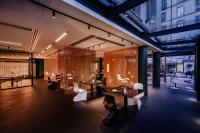 梅纳焦Grand Hotel Victoria concept & spa, by R Collection Hotels的建筑物内有桌椅的房间