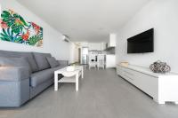 Televízia a/alebo spoločenská miestnosť v ubytovaní Apartamentos Los Papagayos