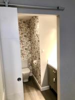 Koupelna v ubytování GATU PREMIUM La Casa del Arco con wifi, aire acc, terraza ," Preferente mayores de 25 años y familias "