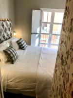 Postel nebo postele na pokoji v ubytování GATU PREMIUM La Casa del Arco con wifi, aire acc, terraza ," Preferente mayores de 25 años y familias "