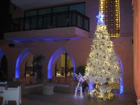 ein Weihnachtsbaum in einer Hotellobby mit Lichtern in der Unterkunft Marrakesh Residence HuaHin BunkBed Family Room in Hua Hin