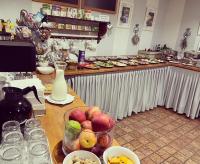 um balcão com um monte de comida numa mesa em Gosciniec Pod Brzozami em Poznań