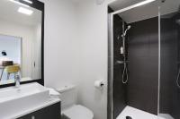 Salle de bains dans l&#39;&eacute;tablissement Odalys City Toulouse Centre Compans Caffarelli