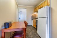 Quality Inn Boardwalkにあるキッチンまたは簡易キッチン