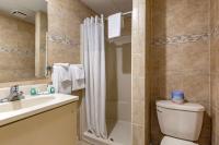 Quality Inn Boardwalkにあるバスルーム