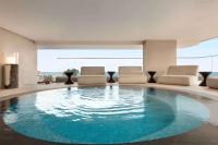 Bazén v ubytování Wyndham Garden Ajman Corniche nebo v jeho okolí