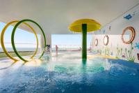 Bazén v ubytování Wyndham Garden Ajman Corniche nebo v jeho okolí