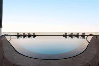 Bazén v ubytování Wyndham Garden Ajman Corniche nebo v jeho okolí