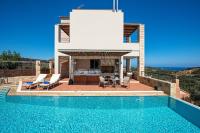 Bazén v ubytovaní Margarita's Villas alebo v jeho blízkosti