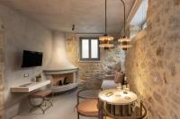 TV a/nebo společenská místnost v ubytování Inotropes Boutique Suites - Adults Only