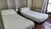 Postel nebo postele na pokoji v ubytování Hostal Romero