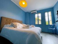 Una cama o camas en una habitaci&oacute;n de La Petite Fontaine