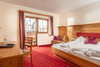 A bed or beds in a room at Felsners Hotel & Restaurant