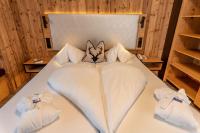 A bed or beds in a room at Felsners Hotel & Restaurant