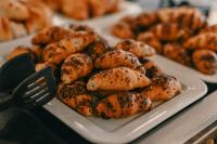 un plato de repostería en una mesa con un tenedor en Aquashow Park Hotel, en Quarteira
