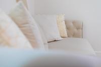 Een bed of bedden in een kamer bij LE COSY charme et d&eacute;tente au c&oelig;ur de Dijon