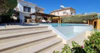 Bazén v ubytování Villa del Mar nebo v jeho okolí