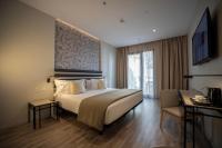A bed or beds in a room at abba Sevilla