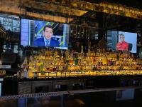 een bar met twee televisies en een bar met alcoholische dranken bij Sun&Sea IconBrickell Unit in Miami