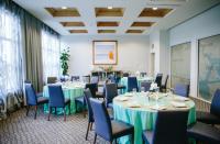 Ein Restaurant oder anderes Speiselokal in der Unterkunft Hotel Indigo Orange Beach - Gulf Shores by IHG 