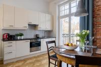 Kuchnia lub aneks kuchenny w obiekcie Sanhaus Apartments - CHOPINA 13 - apartamenty w centrum, 5 minut od plaży i deptaka