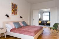 Łóżko lub łóżka w pokoju w obiekcie Sanhaus Apartments - CHOPINA 13 - apartamenty w centrum, 5 minut od plaży i deptaka
