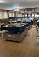 una fila di buffet con cibo esposto in un ristorante di Apartman M&S - Zoned 2 a Kopaonik