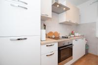 Kuchyňa alebo kuchynka v ubytovaní Apartman Skender 3* Ravna Gora