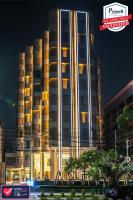 un gran edificio con luces encendidas delante de él en Ashley Wahid Hasyim Jakarta, en Yakarta
