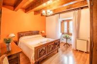 A bed or beds in a room at Aizkolarienea