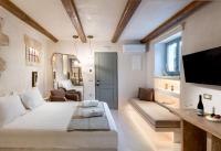 TV a/nebo společenská místnost v ubytování Inotropes Boutique Suites - Adults Only