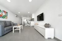 Televízia a/alebo spoločenská miestnosť v ubytovaní Apartamentos Los Papagayos