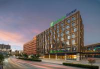 un edificio en una calle de la ciudad con un edificio en Holiday Inn Express Nantong North Gateway by IHG, en Nantong