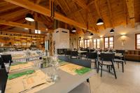 Reštaurácia alebo iné gastronomické zariadenie v ubytovaní Plitvice Village
