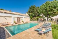 - une piscine avec des chaises longues à côté d&#39;une maison dans l&#39;établissement Hôtel La Suite, à Villeneuve-lès-Avignon