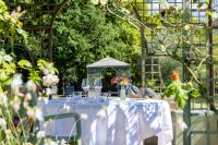 LA RESERVE ALBI Hôtel Restaurant في ألبي: طاولة بيضاء عليها كاسات وزهور