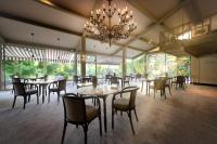 LA RESERVE ALBI Hôtel Restaurant في ألبي: غرفة طعام مع طاولات وكراسي وثريا