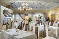 Un restaurant u otro lugar para comer en Grand Hotel Cannigione
