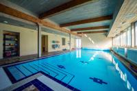 Bazén v ubytování Valnovka Wellness Hotel nebo v jeho okolí