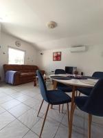 Posedenie v ubytovaní Holiday apartment in Tribunj with balcony, air conditioning, WiFi, washing machine 5040-1