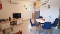 Kuchyňa alebo kuchynka v ubytovaní Holiday apartment in Tribunj with balcony, air conditioning, WiFi, washing machine 5040-1