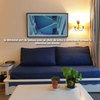 a room with a bed and a tv on the wall at Le charmant des Sables Blancs in Douarnenez