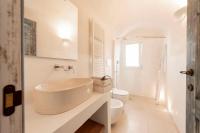 A bathroom at Trullo Lillo