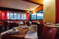 Reštaurácia alebo iné gastronomické zariadenie v ubytovaní Hotel Savoia