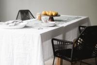 una mesa blanca con sillas y un mantel blanco en DISTRITO 88 - Hotel Boutique Only Adults, en Sayulita