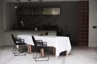 una mesa blanca con sillas en la cocina en DISTRITO 88 - Hotel Boutique Only Adults, en Sayulita