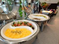 eine Reihe von Gerichten am Buffet in der Unterkunft Hotel Royal Marine Palace Ishigakijima in Ishigaki-jima