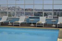 Bazén v ubytování Hotel Mercure Lisboa nebo v jeho okolí