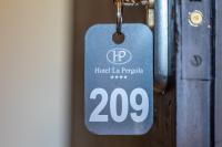 Certyfikat, podpis lub inny dokument wystawiony w obiekcie Hotel La Pergola